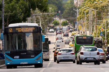 Bükreş, Romanya. 11 Temmuz 2025: Bükreş Ulaştırma Toplumu tramvay ve otobüsleri Bükreş 'teki Regina Elisabeta Bulvarı' nda trafikte.