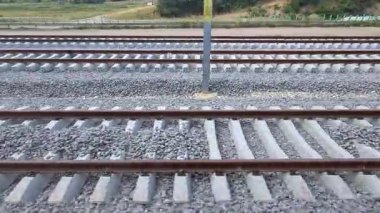 Ormenis, Romanya - 7 Temmuz 2025: Mures ilçesinde Apata ile Ormenis arasındaki tren rayları yakın tarihte restore edildi.