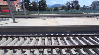 Brasov, Romanya - 7 Temmuz 2025: Brasov Tren İstasyonunda kapsamlı yenileme çalışmaları.