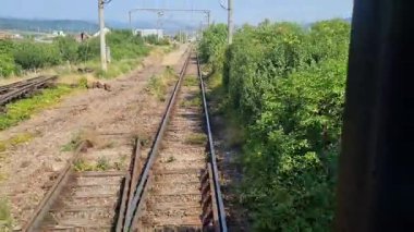 Aiud, Romanya - 7 Temmuz 2025: Aiud, Alba İlçesi yakınlarındaki bir tren yolculuğu sırasında eski demiryolu altyapısı restore ediliyor.
