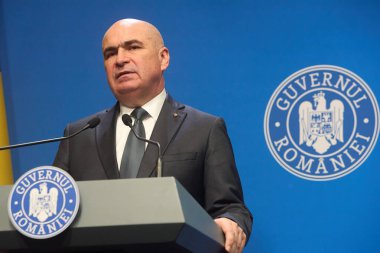 Bükreş, Romanya. 18 Temmuz 2025: Romanya Başbakanı Ilie Bolojan ve Kalkınma, Bayındırlık ve İdare Bakanı Cseke Attila Zoltan (resimde yok), AB 'nin sunumuyla ilgili basın toplantısı düzenlediler.