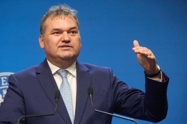 Bükreş, Romanya. 18 Temmuz 2025: Romanya Başbakanı Cseke Attila Zoltan, Kalkınma, Bayındırlık ve İdare Bakanı ve Ilie Bolojan (resimde değil), Romanya başbakanı,