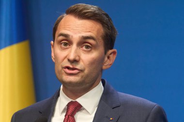 Bükreş, Romanya. 18 Temmuz 2025: Romanya başbakanlık dairesi başkanı Mihai Jurca, başbakanlıktaki personel azaltımıyla ilgili basın toplantısı düzenledi; söz konusu tedbir ayda 850 bin lei tasarruf getiriyor.