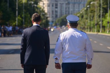 Bükreş, Romanya. 20 Temmuz 2025: Ionut Mosteanu (L), Romanya Savunma Bakanı ve Romanya Hava Kuvvetleri Genelkurmay Başkanı Korgeneral Leonard Gabriel Baraboi (R), Romanya Başbakanı Ilie Bolojan 'ın Romanya' ya gelişini bekliyorlar.