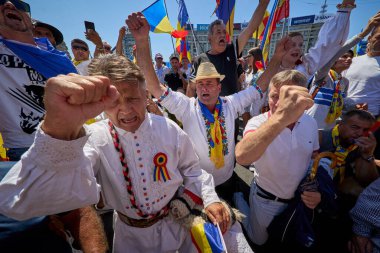 Bükreş, Romanya. 20 Temmuz 2025: Bükreş 'teki Zafer Meydanı' nda Rumen Birliği (AUR) tarafından düzenlenen 