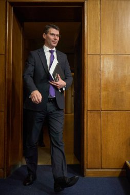 Bükreş, Romanya. 21 Temmuz 2025: Ulusal Sağlık Sigorta Evi başkanı Horatiu Remus Moldovan (R), Romanya Hükümeti Genel Merkezi Victoria Sarayı 'ndaki sağlık reform paketinin sunulduğu basın toplantısına katıldı.