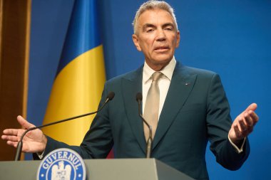 Bükreş, Romanya. 22 Temmuz 2025: Romanya Başbakan Yardımcısı Dragos Anastasiu, Romanya Hükümeti 'nin Victoria Sarayı' ndaki kamu kuruluşlarında reform konulu basın toplantısı düzenledi..