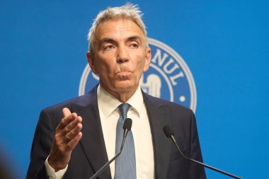 Bükreş, Romanya. 27 Temmuz 2025: Romanya Başbakan Yardımcısı Dragos Anastasiu, 20092017 yolsuzluk davasındaki tanık rolünü açıkladığı basın toplantısında istifasını açıkladı.