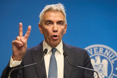 Bükreş, Romanya. 27 Temmuz 2025: Romanya Başbakan Yardımcısı Dragos Anastasiu, 20092017 yolsuzluk davasındaki tanık rolünü açıkladığı basın toplantısında istifasını açıkladı.