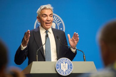 Bükreş, Romanya. 27 Temmuz 2025: Romanya Başbakan Yardımcısı Dragos Anastasiu, 20092017 yolsuzluk davasındaki tanık rolünü açıkladığı basın toplantısında istifasını açıkladı.