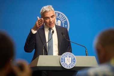 Bükreş, Romanya. 27 Temmuz 2025: Romanya Başbakan Yardımcısı Dragos Anastasiu, 20092017 yolsuzluk davasındaki tanık rolünü açıkladığı basın toplantısında istifasını açıkladı.