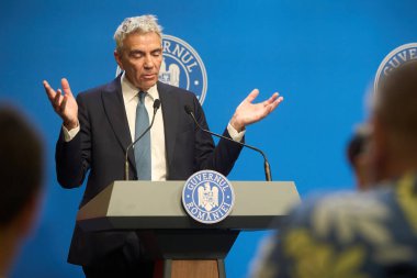 Bükreş, Romanya. 27 Temmuz 2025: Romanya Başbakan Yardımcısı Dragos Anastasiu, 20092017 yolsuzluk davasındaki tanık rolünü açıkladığı basın toplantısında istifasını açıkladı.