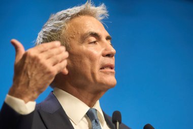 Bükreş, Romanya. 27 Temmuz 2025: Romanya Başbakan Yardımcısı Dragos Anastasiu, 20092017 yolsuzluk davasındaki tanık rolünü açıkladığı basın toplantısında istifasını açıkladı.