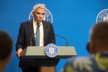 Bükreş, Romanya. 27 Temmuz 2025: Romanya Başbakan Yardımcısı Dragos Anastasiu, 20092017 yolsuzluk davasındaki tanık rolünü açıkladığı basın toplantısında istifasını açıkladı.