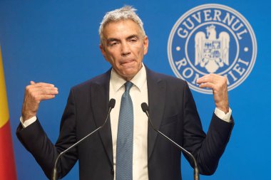 Bükreş, Romanya. 27 Temmuz 2025: Romanya Başbakan Yardımcısı Dragos Anastasiu, 20092017 yolsuzluk davasındaki tanık rolünü açıkladığı basın toplantısında istifasını açıkladı.