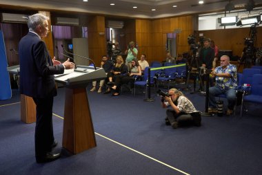 Bükreş, Romanya. 27 Temmuz 2025: Romanya Başbakan Yardımcısı Dragos Anastasiu, 20092017 yolsuzluk davasındaki tanık rolünü açıkladığı basın toplantısında istifasını açıkladı.