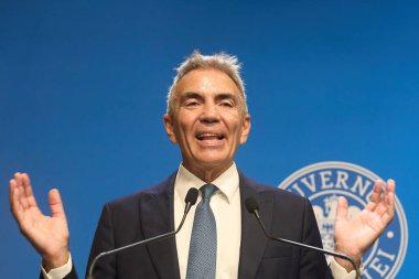 Bükreş, Romanya. 27 Temmuz 2025: Romanya Başbakan Yardımcısı Dragos Anastasiu, 20092017 yolsuzluk davasındaki tanık rolünü açıkladığı basın toplantısında istifasını açıkladı.