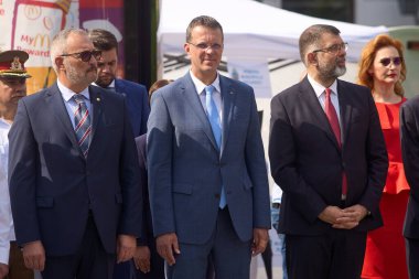 Bükreş, Romanya. 29 Temmuz 2025: Romanya Savunma Bakanı Ionut Mosteanu (C), Bükreş 'teki Ulusal Askeri Çember Sarayı önünde düzenlenen Romanya Ulusal Marş Günü kutlamasına katıldı.