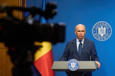 Bükreş, Romanya. 29 Temmuz 2025: Romanya Başbakanı Ilie Bolojan, Romanya Hükümeti 'nin Victoria Sarayı' ndaki özel emeklilik reformu hakkında basın toplantısı düzenledi..
