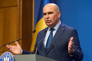 Bükreş, Romanya. 29 Temmuz 2025: Romanya Başbakanı Ilie Bolojan, Romanya Hükümeti 'nin Victoria Sarayı' ndaki özel emeklilik reformu hakkında basın toplantısı düzenledi..