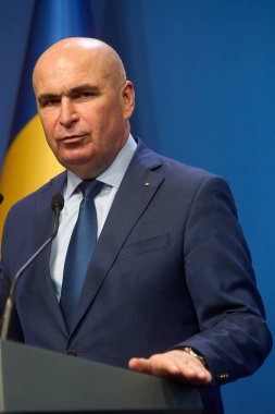 Bükreş, Romanya. 29 Temmuz 2025: Romanya Başbakanı Ilie Bolojan, Romanya Hükümeti 'nin Victoria Sarayı' ndaki özel emeklilik reformu hakkında basın toplantısı düzenledi..