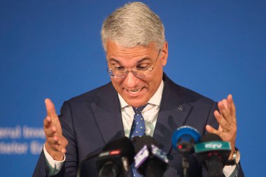 Bükreş, Romanya. 30 Temmuz 2025: Romanya Yatırım ve Avrupa Projeleri Bakanı Dragos Pislaru, göreve geldikten bir ay sonra Bükreş 'teki Bakanlık genel merkezinde basın toplantısı düzenledi.