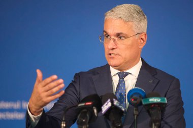 Bükreş, Romanya. 30 Temmuz 2025: Romanya Yatırım ve Avrupa Projeleri Bakanı Dragos Pislaru, göreve geldikten bir ay sonra Bükreş 'teki Bakanlık genel merkezinde basın toplantısı düzenledi.