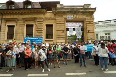 Bükreş, Romanya. 30 Temmuz 2025: Bükreş 'teki Eğitim Bakanlığı önünde Ticaret Birliği Federasyonu üyeleri FSLI, FSE β u Haret ve FNS Alma Mater, Bakan Daniel David' in istifası ve tedbirinin geri çekilmesini talep ederek protesto eylemi düzenlediler.