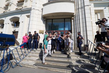 Bükreş, Romanya. 4 Ağustos 2025: Aşırı sağcı aşırı milliyetçi Calin Georgescu Romanya 'nın Bükreş kentindeki Başsavcılıktan ayrıldı.