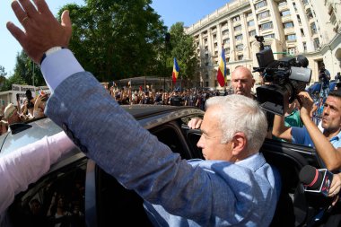 Bükreş, Romanya. 4 Ağustos 2025: Aşırı sağcı aşırı milliyetçi Calin Georgescu Romanya 'nın Bükreş kentindeki Başsavcılıktan ayrıldı.