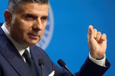 Bükreş, Romanya. 8 Ağustos 2025: Romanya Mali Denetleme Dairesi (ASF) başkanı Alexandru Petrescu, özel emekli aylıklarının nasıl ödeneceğini değiştiren yasa tasarısını duyurdu. Bu meblağın tamamı emeklilikte çekilemez., 