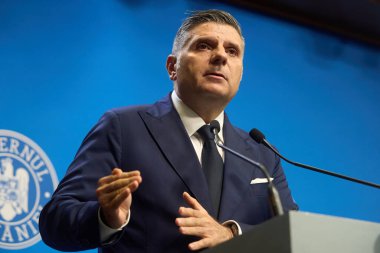 Bükreş, Romanya. 8 Ağustos 2025: Romanya Mali Denetleme Dairesi (ASF) başkanı Alexandru Petrescu, özel emekli aylıklarının nasıl ödeneceğini değiştiren yasa tasarısını duyurdu. Bu meblağın tamamı emeklilikte çekilemez., 