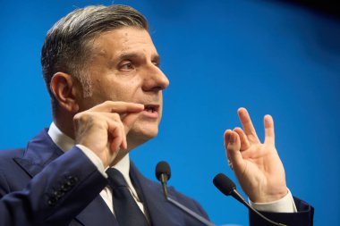 Bükreş, Romanya. 8 Ağustos 2025: Romanya Mali Denetleme Dairesi (ASF) başkanı Alexandru Petrescu, özel emekli aylıklarının nasıl ödeneceğini değiştiren yasa tasarısını duyurdu. Bu meblağın tamamı emeklilikte çekilemez., 