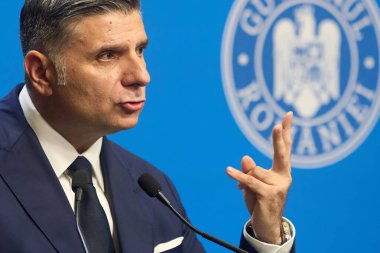 Bükreş, Romanya. 8 Ağustos 2025: Romanya Mali Denetleme Dairesi (ASF) başkanı Alexandru Petrescu, özel emekli aylıklarının nasıl ödeneceğini değiştiren yasa tasarısını duyurdu. Bu meblağın tamamı emeklilikte çekilemez., 