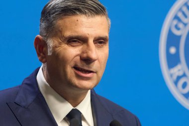 Bükreş, Romanya. 8 Ağustos 2025: Romanya Mali Denetleme Dairesi (ASF) başkanı Alexandru Petrescu, özel emekli aylıklarının nasıl ödeneceğini değiştiren yasa tasarısını duyurdu. Bu meblağın tamamı emeklilikte çekilemez., 