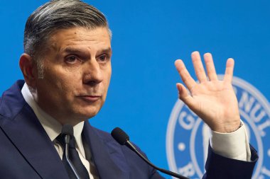 Bükreş, Romanya. 8 Ağustos 2025: Romanya Mali Denetleme Dairesi (ASF) başkanı Alexandru Petrescu, özel emekli aylıklarının nasıl ödeneceğini değiştiren yasa tasarısını duyurdu. Bu meblağın tamamı emeklilikte çekilemez., 