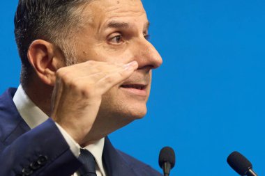 Bükreş, Romanya. 8 Ağustos 2025: Romanya Mali Denetleme Dairesi (ASF) başkanı Alexandru Petrescu, özel emekli aylıklarının nasıl ödeneceğini değiştiren yasa tasarısını duyurdu. Bu meblağın tamamı emeklilikte çekilemez., 