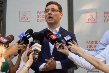  Bükreş, Romanya. 11 Ağustos 2025: PSD milletvekili Victor Negrescu, partinin Bükreş 'teki genel merkezinde PSD Ulusal Siyasi Bürosu' na varıldığında gazetecilerin sorularını yanıtladı.