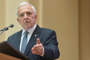 Bükreş, Romanya. 12 Ağustos 2025: Romanya Ulusal Bankası (BNR) Müdürü Mugur Isarescu, Bükreş 'teki BNR genel merkezinde üç aylık enflasyon raporunu sundu..