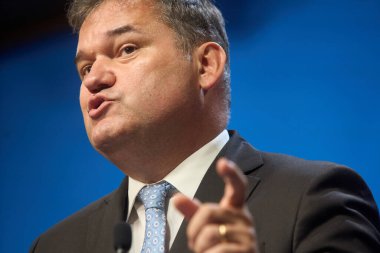 Bükreş, Romanya. 14 Ağustos 2025: Kalkınma, Bayındırlık ve İdari İşler Bakanı Cseke Attila Zoltan, hükümet toplantısı sonrasında Romanya Hükümeti 'nin Victoria Sarayı' ndaki genel merkezinde düzenlediği basın toplantısında konuştu..