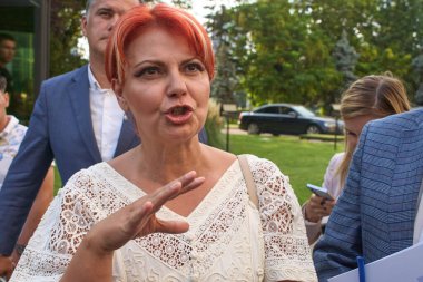 Bükreş, Romanya. 18 Ağustos 2025: Craiova belediye başkanı ve Romanya Belediyeler Derneği (AMR) başkanı Lia Olguta Vasilescu, AMR ile Romanya Başbakanı Ilie Bolojan arasında paketle ilgili olarak yapılan görüşme sonrasında basına konuştu