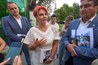 Bükreş, Romanya. 18 Ağustos 2025: Craiova belediye başkanı ve Romanya Belediyeler Derneği (AMR) başkanı Lia Olguta Vasilescu (C), AMR ile Romanya Başbakanı Ilie Bolojan arasında yapılan görüşme sonrasında basın mensuplarına konuştu.