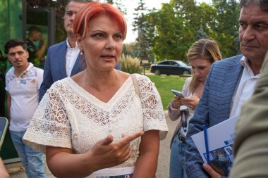 Bükreş, Romanya. 18 Ağustos 2025: Craiova belediye başkanı ve Romanya Belediyeler Derneği (AMR) başkanı Lia Olguta Vasilescu, AMR ile Romanya Başbakanı Ilie Bolojan arasında paketle ilgili olarak yapılan görüşme sonrasında basına konuştu