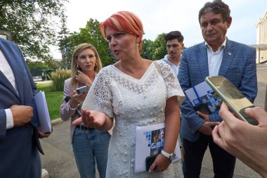 Bükreş, Romanya. 18 Ağustos 2025: Craiova belediye başkanı ve Romanya Belediyeler Derneği (AMR) başkanı Lia Olguta Vasilescu (C), AMR ile Romanya Başbakanı Ilie Bolojan arasında yapılan görüşme sonrasında basın mensuplarına konuştu.