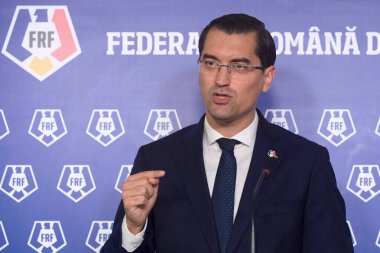 Bükreş, Romanya. 20 Ağustos 2025: Romanya Futbol Federasyonu (FRF) başkanı Razvan Burleanu, Romanya Futbol Federasyonu İcra Komitesi toplantısı sonrasında basın toplantısı düzenledi.