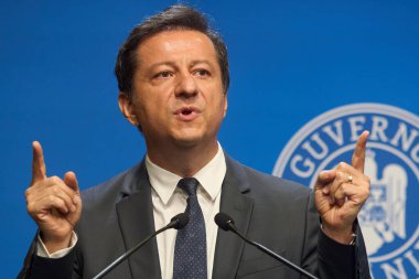 Bükreş, Romanya. 21 Ağustos 2025: Romanya Mali Denetleme Dairesi (ASF) başkan yardımcısı Stefan Daniel Armeanu, hükümet toplantısı sonrasında yasa tasarısında yapılacak özel emeklilik ödemeleri konulu bir basın toplantısı düzenledi.