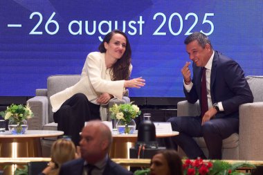 Bükreş, Romanya. 25 Ağustos 2025: Romanya Dışişleri Bakanı Oana Toiu (L), Romanya Diplomasisi Yıllık Toplantısı sırasında Sosyal Demokrat Parti 'nin (PSD) geçici başkanı Sorin Grindeanu (R) ile konuştu.