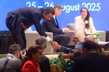 Bükreş, Romanya. 25 Ağustos 2025: Sosyal Demokrat Parti 'nin (PSD) geçici başkanı Sorin Grindeanu (L), Romanya' nın yıllık diplomasi toplantısı sırasında Romanya eski Dışişleri Bakanı Teodor Melescanu (R) ile el sıkıştı