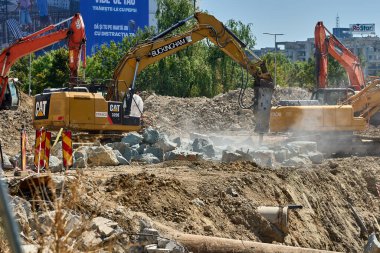 Bükreş, Romanya. 27 Ağustos 2025: Unirii Meydanı 'ndaki Dambovita Nehri' ni kaplayan beton levhanın yeniden inşa alanındaki eski betonu makineler kırdı. Ciddi bir şekilde parçalanan 350 metrelik beton levhanın kısmen 1934 'te inşa edilmesi için acil bir temsilciye ihtiyacı vardı.