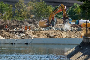 Bükreş, Romanya. 27 Ağustos 2025: Unirii Meydanı 'ndaki Dambovita Nehri' ni kaplayan beton levhanın yeniden inşa alanı. Yoğun bir şekilde parçalanan 350 metrelik beton levhanın 1934 'te kısmen onarılması gerekiyordu çünkü en ağır trafiği destekliyordu.
